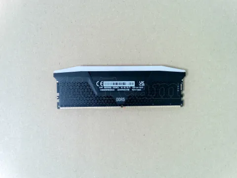Photo de Barrette mémoire 8Go DIMM DDR5 Corsair Vengeance RGB 5200MHz (Noir) - SN ADHRT550027ZIB - ID 223064