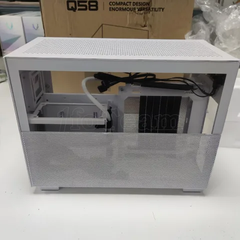 Photo de Boitier Mini Tour Mini ITX Lian-Li Q58 PCIe 3.0 Edition RGB avec panneau vitré (Blanc) - ID 179053