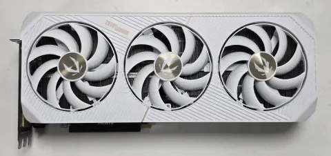 Photo de Carte Graphique Zotac Gaming GeForce RTX 5080 Solid OC White - S/N N251600014836 - ID 222241