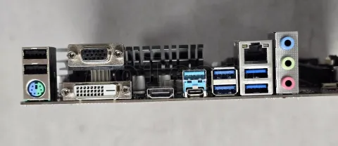 Photo de Carte Mère ASRock B450M Pro4 R2.0 (AM4) Micro ATX - S/N J4M0XB220518 - ID 222633