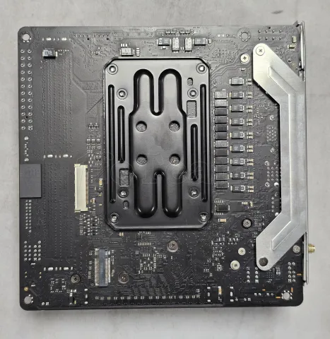 Photo de Carte Mère ASRock B650E PG-ITX WiFi (AM5) Mini ITX - S/N FAFMUA034416 - ID 222641