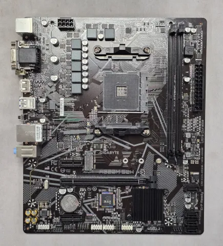 Photo de Carte Mère Gigabyte A520M S2H (AM4) Micro ATX - S/N 245050071340 - ID 222617