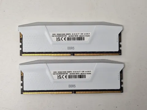 Photo de Kit Barrettes mémoire 32Go (2x16Go) DIMM DDR5 Corsair Vengeance RGB  5200MHz (Blanc) CL40 - SN 240105321768179/80 - ID 201754