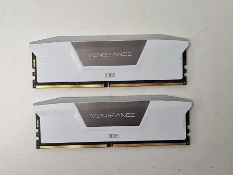 Photo de Kit Barrettes mémoire 32Go (2x16Go) DIMM DDR5 Corsair Vengeance RGB  5200MHz (Blanc) CL40 - SN 240105321768179/80 - ID 201754