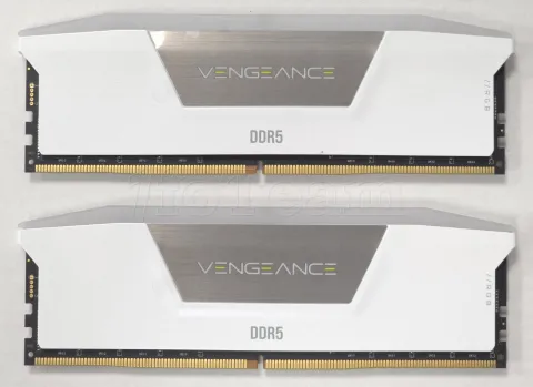 Photo de Kit Barrettes mémoire 32Go (2x16Go) DIMM DDR5 Corsair Vengeance RGB 5600MHz CL36 (Blanc) - SN A4TLT42231DU4S - ID 213670