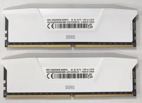 Photo de Kit Barrettes mémoire 32Go (2x16Go) DIMM DDR5 Corsair Vengeance RGB 5600MHz CL36 (Blanc) - SN A4TLT42231DU4S - ID 213670