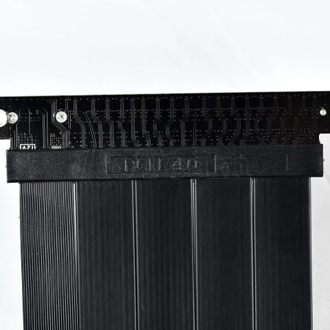 Photo de Kit Riser PCIe 4.0 16X Lian-Li pour O11 Dynamic Mini avec support vertical et nappe 20cm (Noir)