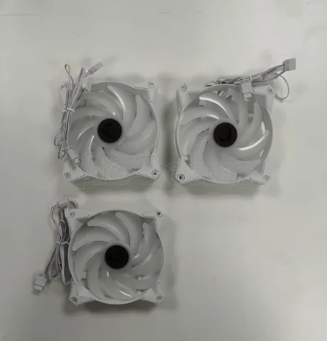 Photo de Kit Watercooling MSI Mag CoreLiquid R V2 RGB - 360mm (Blanc) - SN 3067ZW1B5381310323001518 - ID 205667