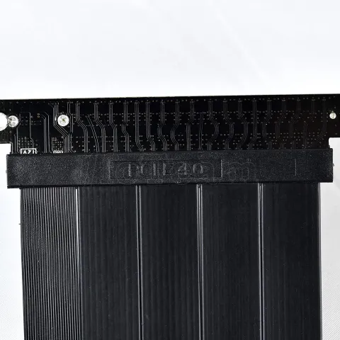 Photo de Riser PCIe 4.0 16X Lian Li 20cm 'Noir)