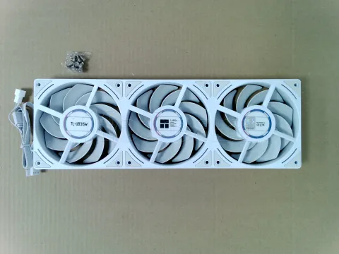 Photo de Triple Ventilateur de boitier Thermalright TL-UB RGB - 36cm (Blanc) - ID 223902
