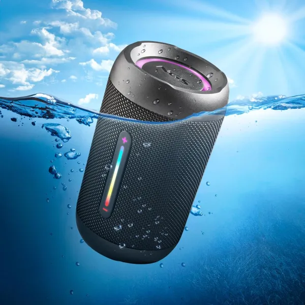 Avec son autonomie de plusieurs heures et sa résistance aux éclaboussures (IPX7), cette enceinte Bluetooth nomade